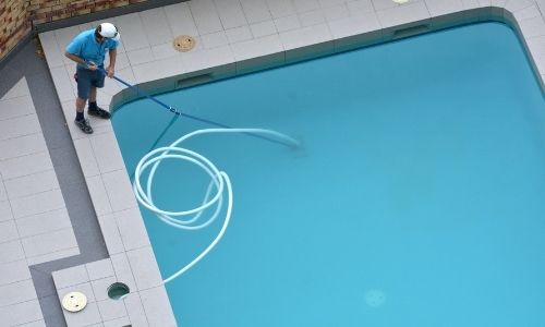 Limpiar piscina con limpiafondos manual